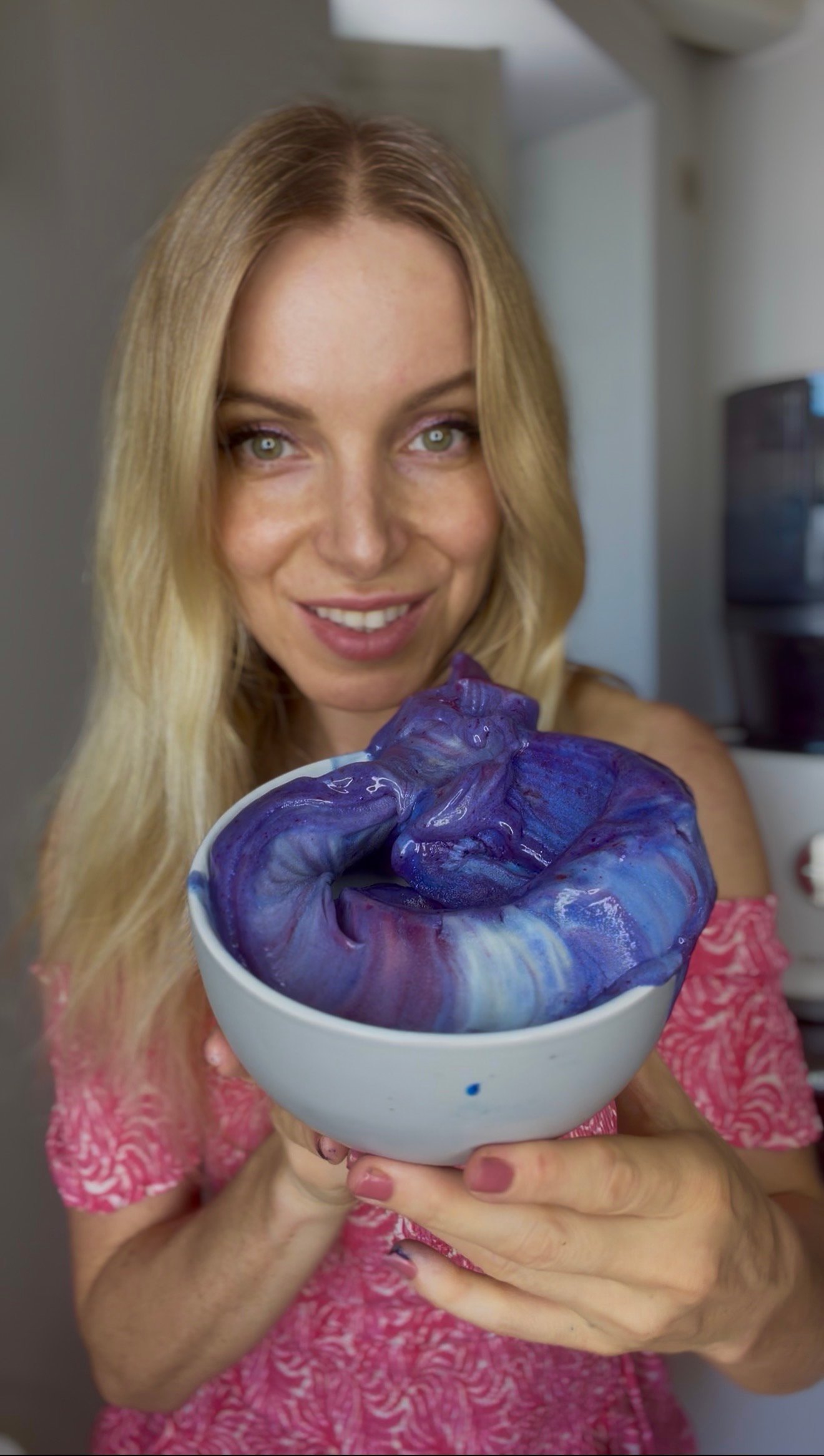 Julia Rawsome genießt Nice Cream