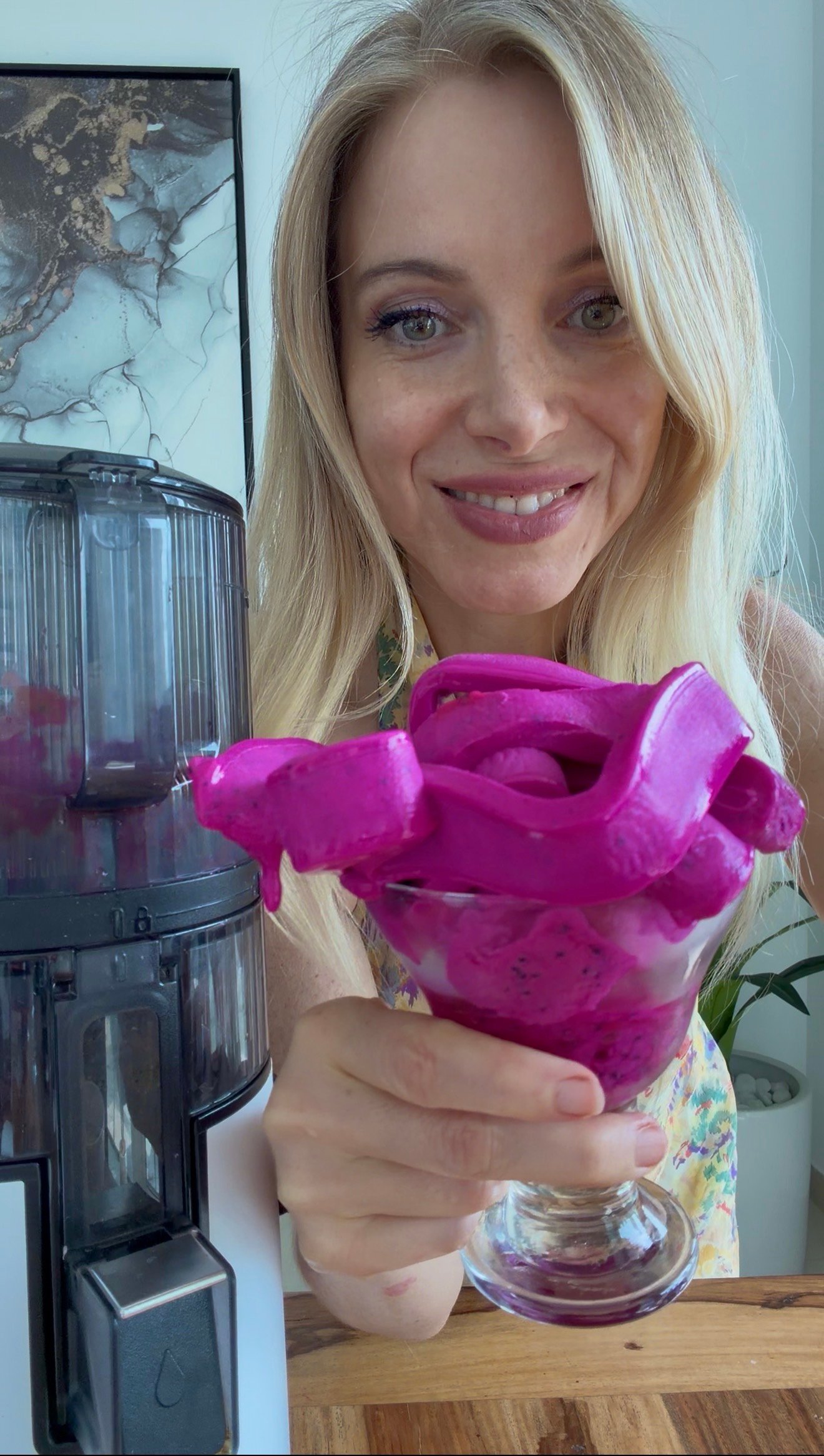 Julia Rawsome mit selbst gemachter Nice Cream aus dem Hurom
